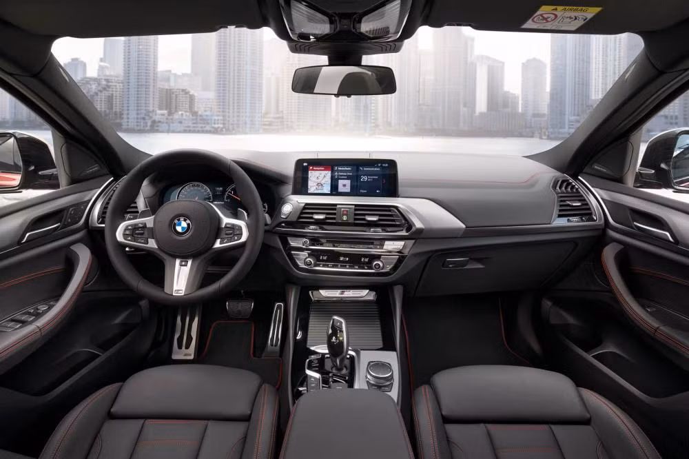 Về mặt nội thất, BMW X4 2019 có những thay đổi rõ rệt so với thế hệ cũ. Mẫu SUV lai coupe hạng sang giờ đây sở hữu màn hình cảm ứng cỡ lớn có kích thước 10,25 inch đặt hẳn lên cao đầy hiện đại, màn hình hiển thị thông tin trên kính chắn gió tùy chọn với kích thước tăng 75% đi kèm khả năng ra lệnh bằng giọng nói/cử chỉ.