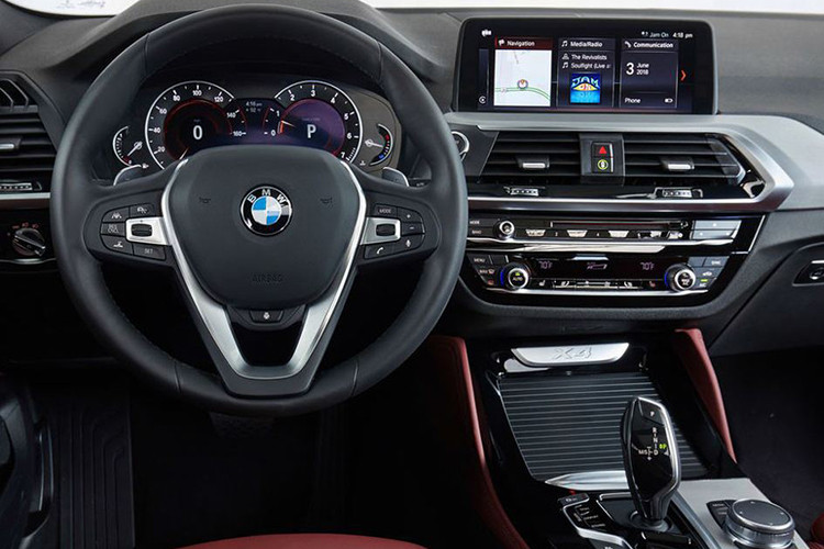 Ở thị trường nước ngoài, BMW X4 2019 có 3 tùy chọn máy xăng và 4 lựa chọn máy dầu. Hiện tại vẫn chưa rõ THACO sẽ đem phiên bản nào về trong khi thế hệ cũ được phân phối với bản xDrive20i. Do đó, chúng ta có thể dự đoán BMW X4 thế hệ mới sắp sửa về Việt Nam sẽ là phiên bản xDrive30i.