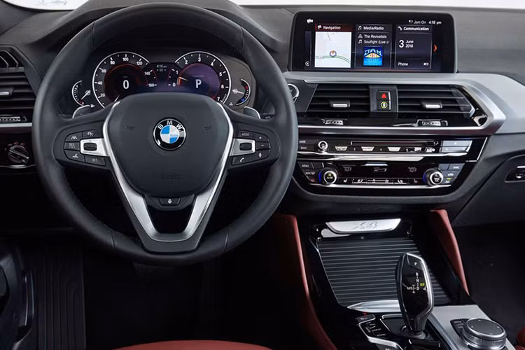 Ở thị trường nước ngoài, BMW X4 2019 có 3 tùy chọn máy xăng và 4 lựa chọn máy dầu. Hiện tại vẫn chưa rõ THACO sẽ đem phiên bản nào về trong khi thế hệ cũ được phân phối với bản xDrive20i. Do đó, chúng ta có thể dự đoán BMW X4 thế hệ mới sắp sửa về Việt Nam sẽ là phiên bản xDrive30i.
