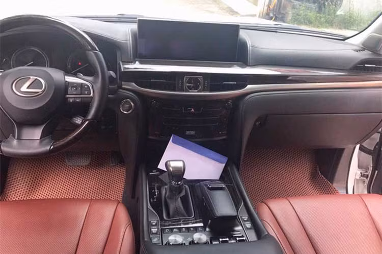 Chiếc Lexus LX570 2016 đang được rao bán lại giá hơn 6,9 tỷ đồng tại Hà Nội, sở hữu ngoại thất màu trắng, nội thất bên trong màu đen - đỏ đẹp mắt. Phiên bản này nổi bật với cụm đèn pha 3 bóng LED, dãy đèn LED chiếu sáng ban ngày hình chữ L hay ốp đèn sương mù dạng boomerang.