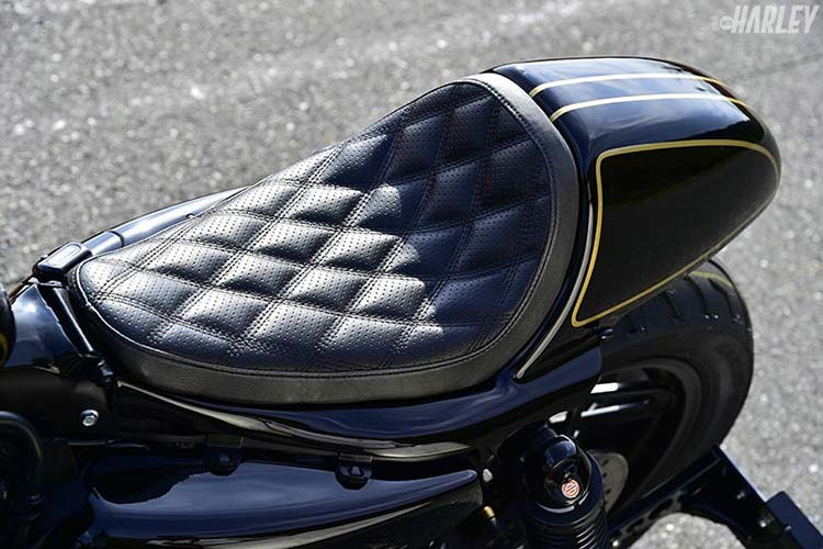 Bản độ được thay đổi khá nhiều với ghi đông mới dạng clip-on, dáng xe trường hơn trước khi yên xe đặt cao hơn cùng với thiết kế đuôi gù chuẩn Cafe.