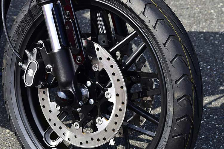 Điểm nổi bật nhất trên bản độ Harley-Davidson Cafe Racer của tay chơi Nhật Bản đạt giải này chính là các chi tiết nằm ở khối động cơ của chiếc xe. 