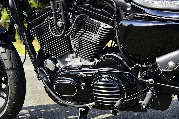 Một loạt chi tiết ốp bưởng máy ở 2 bên côn và điện của chiếc xe đều đã được thiết kế lại, sử dụng màu sơn đen bóng cùng viền vàng nổi bật. Trên đó, các cánh tản nhiệt cũng được thêm vào khiến bộ phận này nổi bật và khỏe khoắn hơn rất nhiều. 