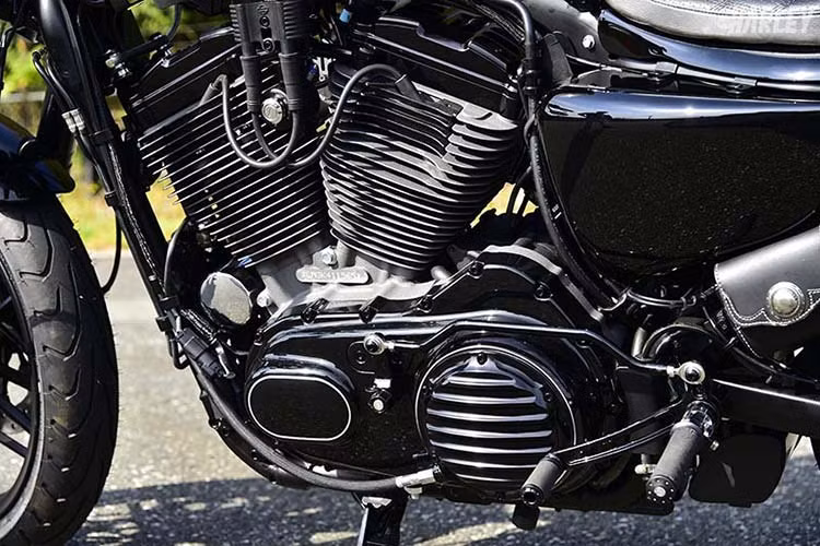 Một loạt chi tiết ốp bưởng máy ở 2 bên côn và điện của chiếc xe đều đã được thiết kế lại, sử dụng màu sơn đen bóng cùng viền vàng nổi bật. Trên đó, các cánh tản nhiệt cũng được thêm vào khiến bộ phận này nổi bật và khỏe khoắn hơn rất nhiều. 