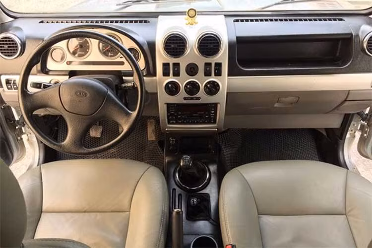 Là một mẫu xe thiên về địa hình, bên trong nội thất của xe cũng khá đơn giản với các chi tiết ốp nhựa, mạ sáng... vô lăng của xe dạng 3 chấu nhưng không có các nút bấm tiện ích, các trang bị khác cũng khá đơn giản như; ghế chỉnh cơ, hệ thống âm thanh CD, đài FM, đồng hồ dạng analog...