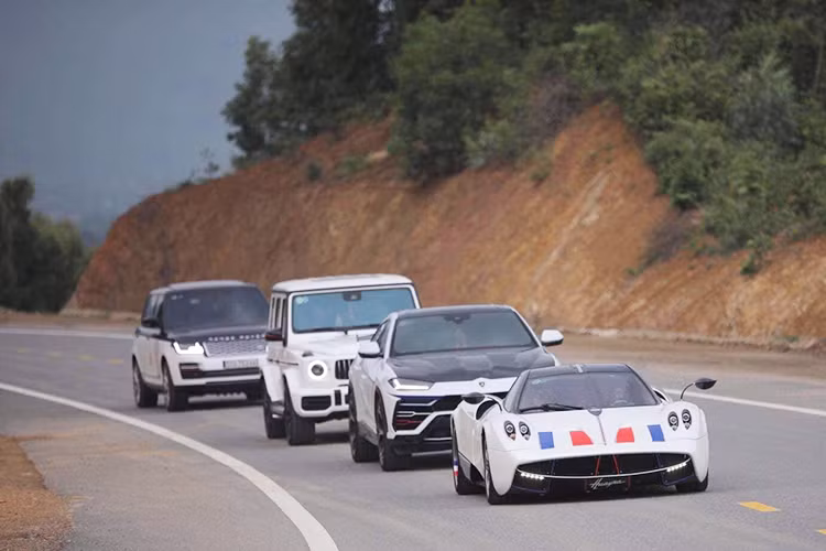 Sau khi xuất hiện tại Đà Nẵng, dàn siêu xe trăm tỷ đồng bao gồm siêu phẩm Pagani Huayra cùng dàn xe SUV "khủng" với Mercedes-AMG G63 Edition One, siêu SUV Lamborghini Urus và Range Rover Autobiography LWB 2018 của Minh Nhựa đã được cho di chuyển ra cao tốc La Sơn - Túy Loan, nối Đà Nẵng với Huế để chụp hình.