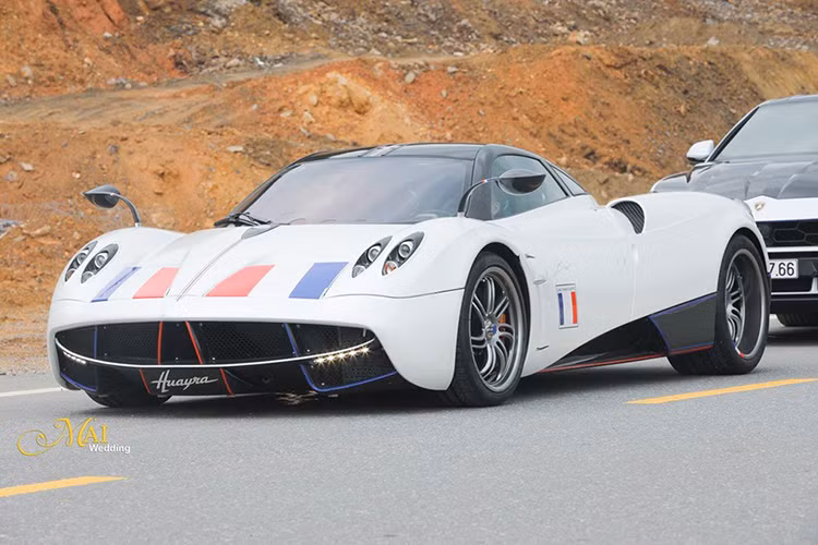 Siêu xe Pagani Huayra của Minh Nhựa được trang bị khối động cơ V12, dung tích 6.0 lít, tăng áp kép do Mercedes-AMG sản xuất. "Trái tim" này giúp Pagani Huayra sản sinh công suất tối đa 720 mã lực và mô-men xoắn cực đại 1.000 Nm. Động cơ kết hợp cùng hộp số tuần tự 7 cấp với ly hợp đơn và chỉ mất khoảng 2,8 giây để có thể tăng tốc từ vị trí đứng yên lên 100 km/h trước khi đạt vận tốc tối đa 370 km/h.
