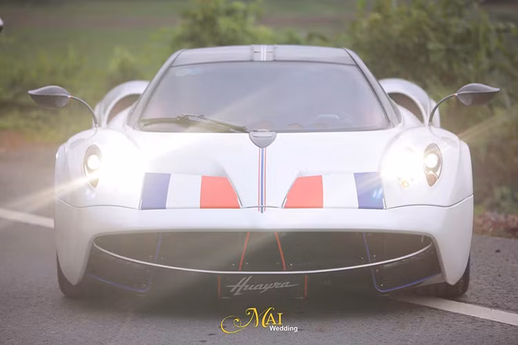 Ngoại thất chiếc Pagani Huayra hiện không còn mang bộ áo cam nguyên bản mà đã được dán lại màu trắng đi kèm các điểm nhấn. Trên nắp capô thần gió Pagani Huayra hơn 80 tỷ đồng của Minh Nhựa được dán thêm hai sọc màu xanh dương và đỏ kết hợp cùng màu trắng của xe tạo thành logo riêng của gia đình cũng như Quốc kỳ nước Pháp.