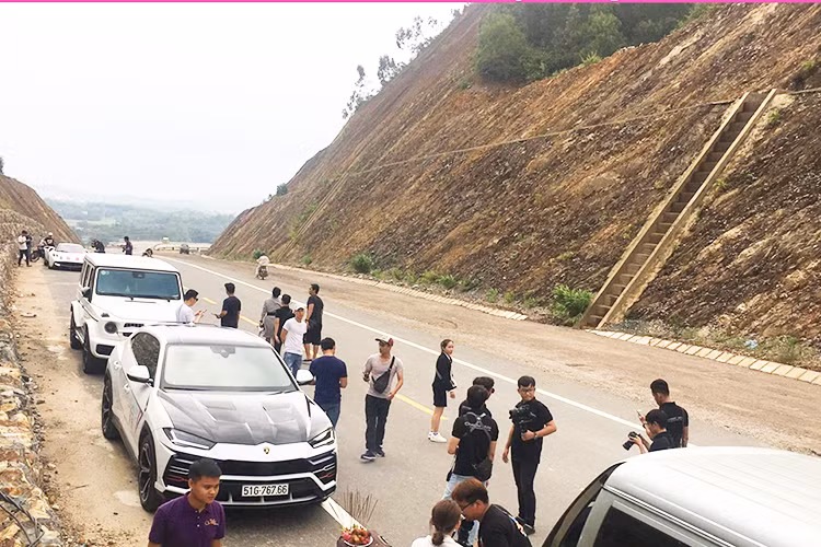 Mẫu SUV siêu sang Range Rover Autobiography LWB 2018 đã được Minh Nhựa cho dán lại ngoại thất thành hai tông màu là trắng và đen hay "ông vua địa hình" Mercedes-AMG G63 Edition 1 có thùng đựng bánh xe dự phòng phía sau được dán 3 màu xanh dương, đỏ và trắng rất nổi bật. Dự tính cả dàn xe này có giá khoảng 130 tỷ đồng.