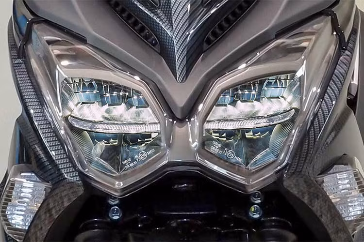 Tổng thể, thiết kế của mẫu xe ga Alpha Max 125 phiên bản mới này không giống với những mẫu tay ga thông thường. PGO Alpha Max 125 sở hữu những đường nét cơ bắp, mâm sau có khả năng chạy đa địa hình.