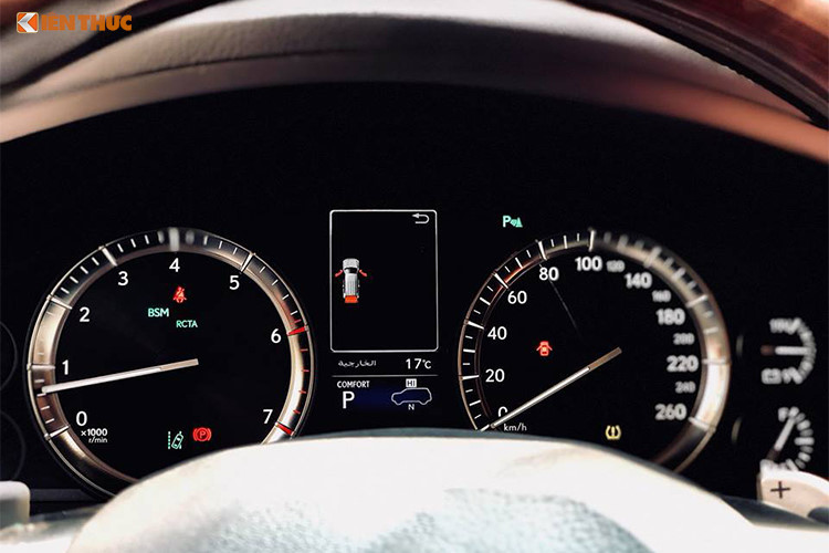 Lexus LX570 phiên bản cao cấp Super Sport vẫn được trang bị động cơ V8, dung tích 5,7 lít, sản sinh công suất cực đại 367 mã lực tại vòng tua máy 5.600 vòng/phút, mô men xoắn cực đại 530 Nm tại vòng tua 3.200 vòng/phút. Hộp số tự động 8 cấp. Xe có 5 chế độ lái bao gồm Normal, Eco, Comfort, Sports hay Sports +...