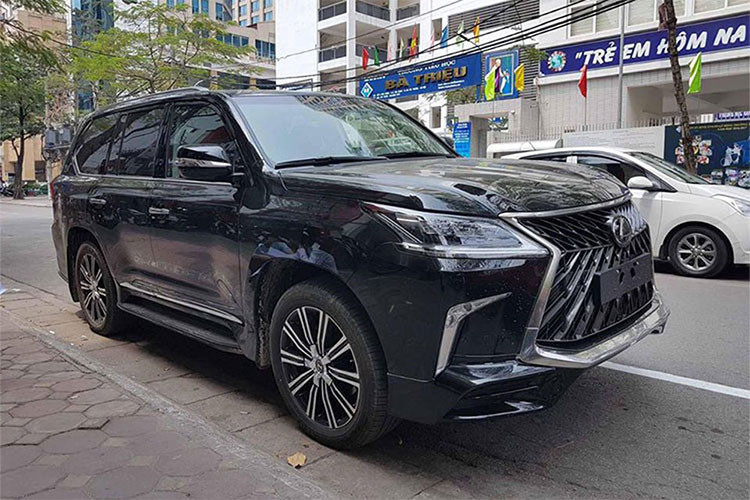 Các mẫu xe Lexus LX570 Super Sport 2018 về Việt Nam đều thuộc diện nhập khẩu tư nhân và có mức giá chào bán khoảng hơn 10 tỷ đồng. Như vậy, so với giá bán Lexus LX570 bản tiêu chuẩn đang được phân phối chính hãng với mức giá 7,81 tỷ thì phiên bản Super Sport 2018 có giá bán đắt hơn 3 tỷ đồng.