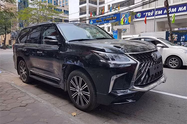 Các mẫu xe Lexus LX570 Super Sport 2018 về Việt Nam đều thuộc diện nhập khẩu tư nhân và có mức giá chào bán khoảng hơn 10 tỷ đồng. Như vậy, so với giá bán Lexus LX570 bản tiêu chuẩn đang được phân phối chính hãng với mức giá 7,81 tỷ thì phiên bản Super Sport 2018 có giá bán đắt hơn 3 tỷ đồng.