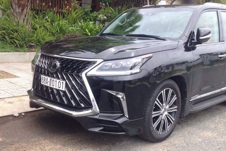 Sau Hà Nội, TP HCM, Thanh Hoá... mới đây nhất, chiếc Lexus LX570 Super Sport 2018 đầu tiên cập bến miền Tây đã lộ diện, được biết, doanh nhân bỏ ra hơn 10 tỷ đồng để tậu phiên bản cao cấp nhất của dòng SUV hạng sang Lexus LX570 trong abif viết này sinh sống tại Kiên Giang.