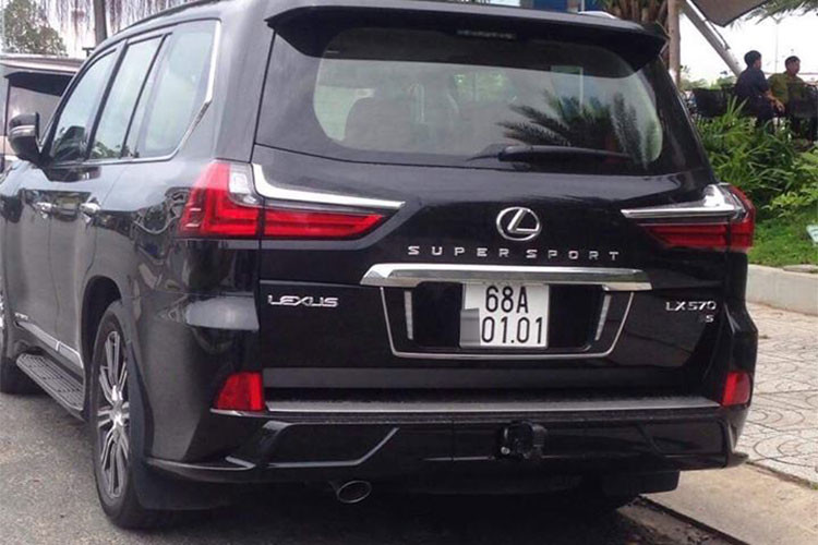 So với bản tiêu chuẩn, Lexus LX570 phiên bản Super Sport 2018 có lưới tản nhiệt thiết kế lại, hốc gió trước có thêm thanh chia gió, bên hông và đuôi xe có dòng chữ Super Sport như một dấu hiệu để nhận biết. Ngoài ra, cản va trước/sau của xe cũng được sử đổi lại thiết kế và cuối cùng là bộ mâm đa chấu hay chữ S đặt dưới logo LX 570 quen thuộc...