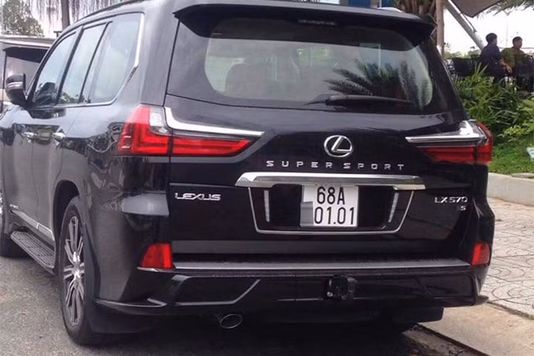 So với bản tiêu chuẩn, Lexus LX570 phiên bản Super Sport 2018 có lưới tản nhiệt thiết kế lại, hốc gió trước có thêm thanh chia gió, bên hông và đuôi xe có dòng chữ Super Sport như một dấu hiệu để nhận biết. Ngoài ra, cản va trước/sau của xe cũng được sử đổi lại thiết kế và cuối cùng là bộ mâm đa chấu hay chữ S đặt dưới logo LX 570 quen thuộc...
