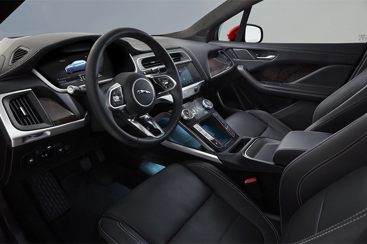 I-Pace chạy điện mới cũng là chiếc Jaguar đầu tiên cung cấp phần mềm thông qua vô tuyến và liên tục được cập nhật. Xe cũng được trang bị hệ thống dẫn đường mới EV, trợ lý ảo Amazon Alexa Skill và có thể cập nhật tính năng hay phần mềm qua kết nối Internet (OTA).