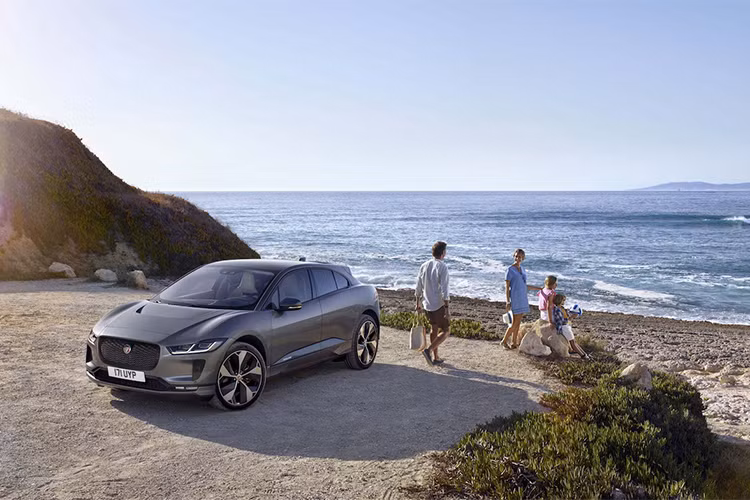 Theo đại diện của Jaguar cho biết, không gian cho khoang hành khách của I-PACE có thể so sánh với những mẫu SUV cỡ lớn mặc dù đây là một mẫu SUV cỡ trung. Chiều dài cơ sở của i-Pace đạt 2.990 mm, khoảng để chân phía sau là 890 mm, khoang hành lý có sức chứa 656 lít và mở rộng thành 1.453 lít nếu gập 2 ghế sau.