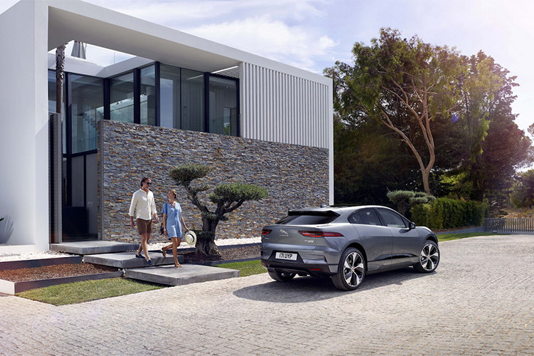 Chiều dài tổng thể của i-Pace là 4.680 mm, rộng 1.890 mm rộng và cao 1.560. i-Pace Concept trông nhỏ hơn so với F-Pace, đặc biệt là chiều cao. Tuy nhiên sự khác biệt lớn từ chiều dài cơ sở. Chiếc xe điện có khoảng cách hai trục bánh lên tới 2.990 mm, trong khi F-Pace chỉ 2.874 mm. Chiều dài cơ sở của i-Pace thậm chí lớn hơn sedan XF 30 mm.