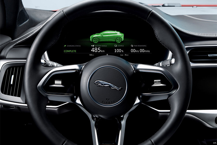 Đây cũng là mẫu xe thuần điện đầu tiên của Jaguar trong lịch sử hãng xe Anh quốc khi sở hữu khối pin 90 kWh với khả năng hoạt động lên đến 475 km sau khi sạc đầy. Xe cũng khả năng được nạp tới 80% trong 85 phút sạc khi sử dụng bộ nạp 50 kW DC.