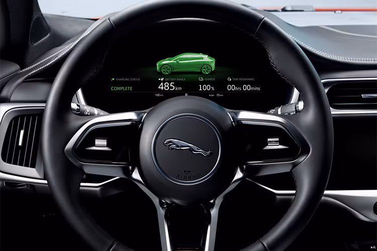 Đây cũng là mẫu xe thuần điện đầu tiên của Jaguar trong lịch sử hãng xe Anh quốc khi sở hữu khối pin 90 kWh với khả năng hoạt động lên đến 475 km sau khi sạc đầy. Xe cũng khả năng được nạp tới 80% trong 85 phút sạc khi sử dụng bộ nạp 50 kW DC.
