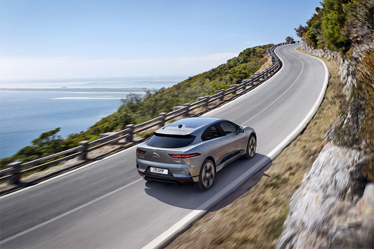 Với việc bố trí bộ pin hợp lý, cộng với hệ thống treo khí nén (tuỳ chọn), trọng lượng của xe có thể được phân bố đúng theo tỉ lệ 50:50, hứa hẹn mang tới khả năng vận hành ấn tượng cho mẫu xe thuần điện i-Pace.