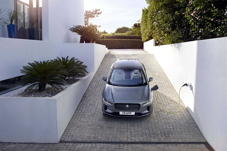 Xe ôtô điện Jaguar i-Pace là một chiếc SUV độc đáo. Ngôn ngữ thiết kế trên xe mang phong cách của dự án siêu xe C-X75. Cabin được kéo về phía trước, chiều dài cơ sở lớn và phần đầu nhô ra khá ngắn nhằm tăng không gian cho người ngồi bên trong, tăng độ rộng góc quan sát và tính khí động học.