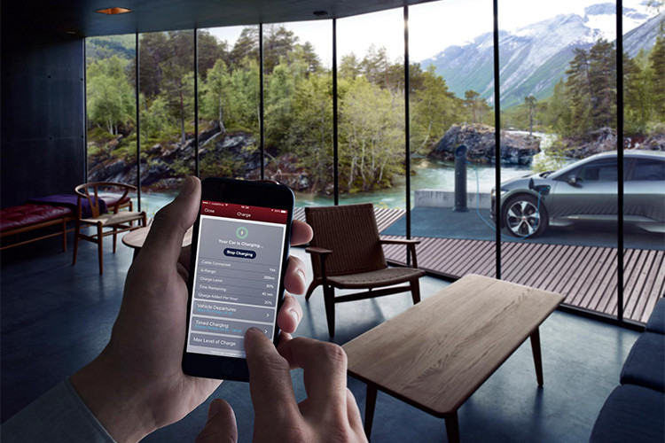 Nội thất xe được thiết kế tương tự như các dòng SUV hay sedan hiện đại khác, bao gồm màn hình cảm ứng 12 inch để chỉnh hệ thống âm thanh Meridian chất lượng và điều hướng. Quá trình truyền động sẽ được điều khiển bằng hệ thống nút bấm thay vì cần xe.