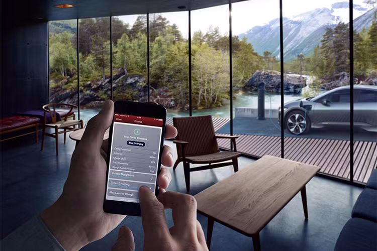 Nội thất xe được thiết kế tương tự như các dòng SUV hay sedan hiện đại khác, bao gồm màn hình cảm ứng 12 inch để chỉnh hệ thống âm thanh Meridian chất lượng và điều hướng. Quá trình truyền động sẽ được điều khiển bằng hệ thống nút bấm thay vì cần xe.