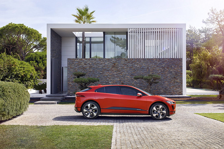 Hệ thống lưới tản nhiệt của Jaguar có những van chủ động (Active Vanes) có thể đóng/mở khi cần thiết để đảm bảo tính năng khí động học cho xe hoặc làm mát cho động cơ. Hệ số cản gió của i-Pace là 0.29Cd, khá tốt trong phân khúc SUV. Đèn pha LED ma trận mới của hãng Jaguar Land Rover cũng được trang bị cho i-Pace.