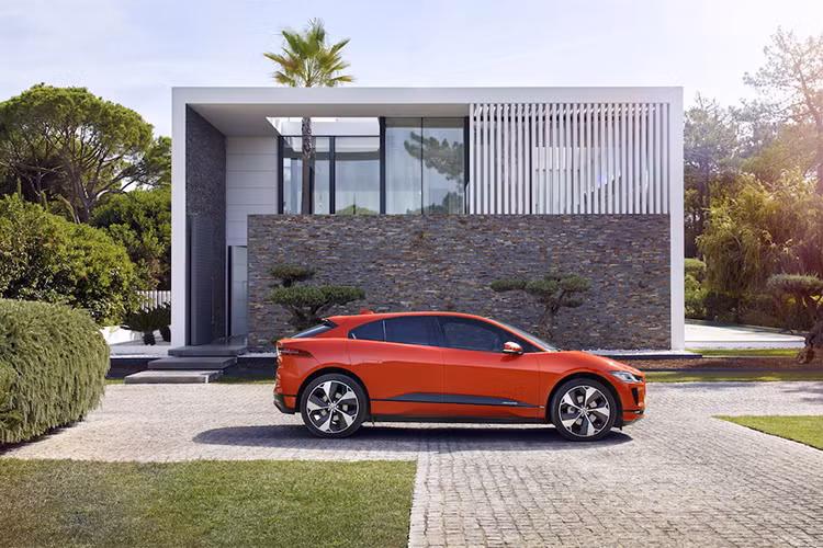 Hệ thống lưới tản nhiệt của Jaguar có những van chủ động (Active Vanes) có thể đóng/mở khi cần thiết để đảm bảo tính năng khí động học cho xe hoặc làm mát cho động cơ. Hệ số cản gió của i-Pace là 0.29Cd, khá tốt trong phân khúc SUV. Đèn pha LED ma trận mới của hãng Jaguar Land Rover cũng được trang bị cho i-Pace.