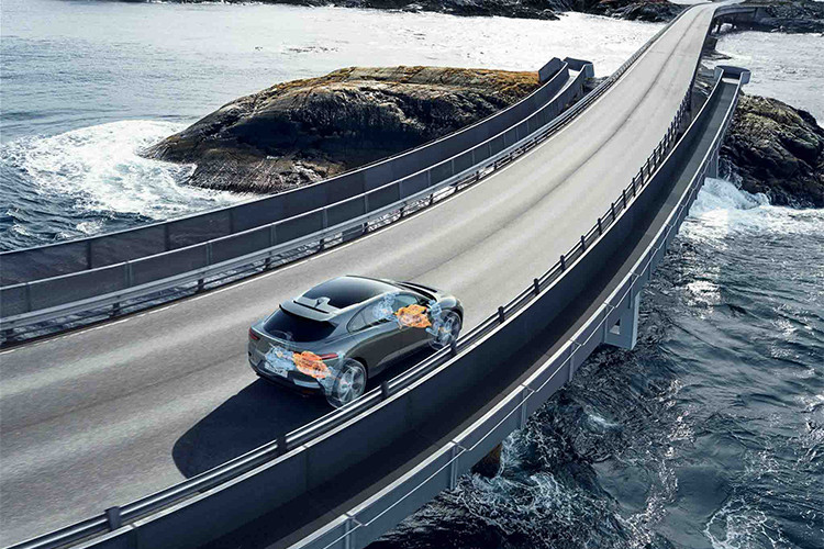 I-Pace được cung cấp năng lượng nhờ động cơ điện sử dụng nam châm vĩnh cửu, tích hợp trong ổ trục và hộp số kiểu bánh răng hành tinh. Đây là mẫu xe truyền động bốn bánh chủ động, nhờ vậy mô-men xoắn truyền nhanh chóng tới tất cả các bánh xe. 