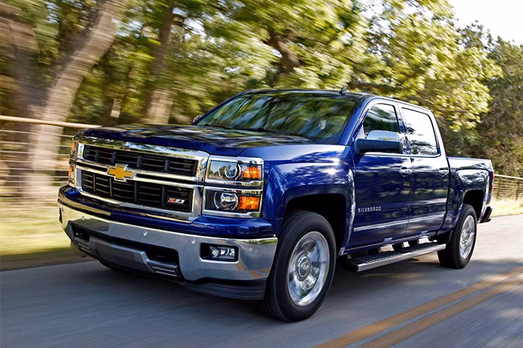 Chevy Silverado vừa bán được tới 46.441 chiếc - đây là mẫu bán tải cỡ lớn, nổi bật và lại còn tiết kiệm nhiên liệu. Nó có thể chạy trên mọi địa hình và điều kiện thời tiết và là lựa chọn hàng đầu cho các gia đình làm nông và công nghiệp nhẹ tại Mỹ. Dù có vẻ ngoài thô cứng nhưng Silverado cũng sở hữu kết nối MyLink, hệ thống hỗ trợ đỗ xe phía trước, phía sau, cần gạt kính sau và tan băng.