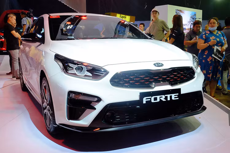 Cùng với "người anh em" Stinger, phiên bản Kia Forte GT 2019 mới (còn gọi là Kia Cerato tại Việt Nam) vừa chính thức được hãng xe Hàn phân phối tại Philippines. Đây cũng là quốc gia đầu tiên trong khu vực Đông Nam Á được hãng xe Kia bổ sung Forte GT bên cạnh bản tiêu chuẩn vốn rất hút khách.