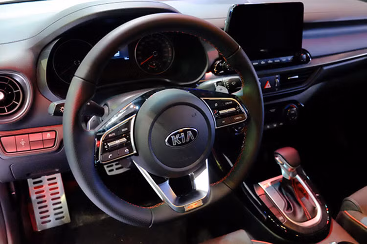 Nội thất phiên bản GT của Cerato tại Philippines không có quá nhiều sự khác biệt qua nhiều so với phiên bản thông thường khi chỉ có một vài thay đổi nhỏ như một vài chi tiết trang trí sơn màu đỏ và vô lăng 3 chấu thể thao dát phẳng đáy với logo "GT" ở bên dưới.