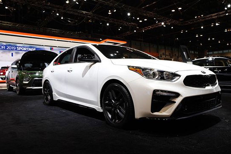 Giá xe Kia Cerato GT 2019 bán ra tại Philippines từ 1,65 triệu php (khoảng 729 triệu đồng). Dự kiến, nhà phân phối và lắp ráp THACO sẽ giới thiệu Cerato GT tại Việt Nam trong tương lai gần không? Hiện tại, Cerato luôn nằm trong Top 3 mẫu xe bán chạy nhất ở phân khúc sedan hạng C tại thị trường Việt.