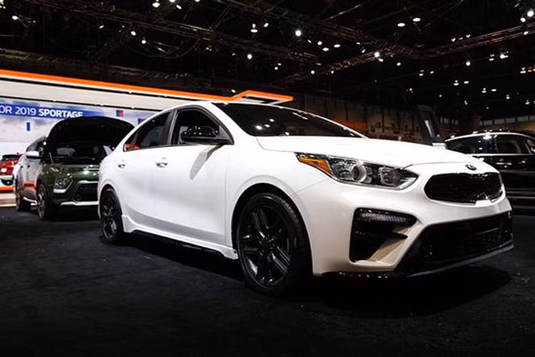 Giá xe Kia Cerato GT 2019 bán ra tại Philippines từ 1,65 triệu php (khoảng 729 triệu đồng). Dự kiến, nhà phân phối và lắp ráp THACO sẽ giới thiệu Cerato GT tại Việt Nam trong tương lai gần không? Hiện tại, Cerato luôn nằm trong Top 3 mẫu xe bán chạy nhất ở phân khúc sedan hạng C tại thị trường Việt.