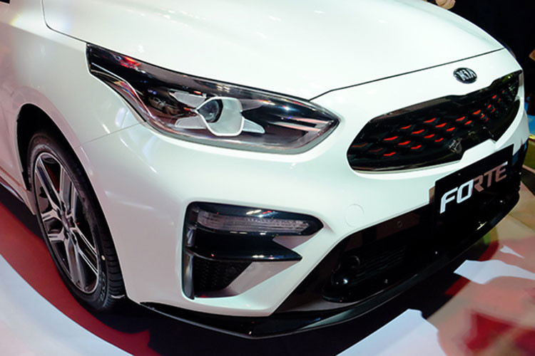 Điểm khác biệt so với các phiên bản thông thường là phần đầu xe có cụm lưới tản nhiệt tạo chiều sâu với các chi tiết màu đỏ xen lẫn tạo nên phong cách thể thao bên cạnh cản trước với hai hốc gió cỡ lớn góc cạnh quen thuộc và ốp sườn hai bên hông.