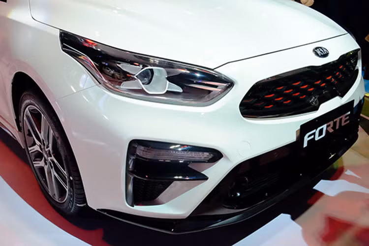 Điểm khác biệt so với các phiên bản thông thường là phần đầu xe có cụm lưới tản nhiệt tạo chiều sâu với các chi tiết màu đỏ xen lẫn tạo nên phong cách thể thao bên cạnh cản trước với hai hốc gió cỡ lớn góc cạnh quen thuộc và ốp sườn hai bên hông.