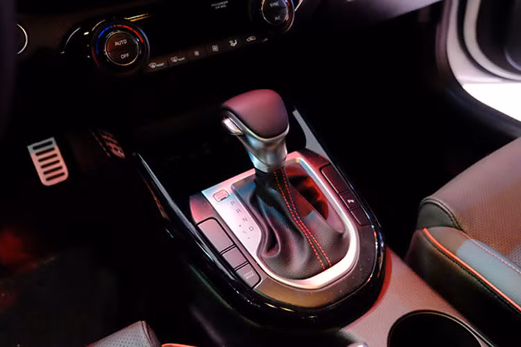 Về động cơ, Kia Cerato GT khác biệt so với các phiên bản thông thường khi nó không sử dụng động cơ 1.6L và 2.0L hút khí tự nhiên vốn đang phân phối tại thị trường Việt, mà chính là khối động cơ 4 xy-lanh thẳng hàng (I4) dung tích 1.6L tăng áp cho công suất tối đa 201 mã lực (204PS) và mô-men xoắn cực đại 264Nm.