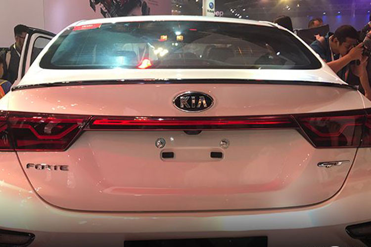 Từ phía sau, Cerato GT 2019 sở hữu bộ khuếch tán với chi tiết đường viền đỏ nhằm đồng bộ với cụm lưới tản nhiệt phía trước. Cuối cùng là "dàn chân" của xe sử dụng bộ mâm hợp kim dạng 5 chấu kép 18 inch.