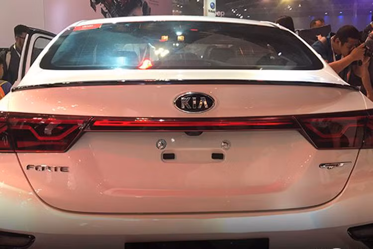 Từ phía sau, Cerato GT 2019 sở hữu bộ khuếch tán với chi tiết đường viền đỏ nhằm đồng bộ với cụm lưới tản nhiệt phía trước. Cuối cùng là "dàn chân" của xe sử dụng bộ mâm hợp kim dạng 5 chấu kép 18 inch.