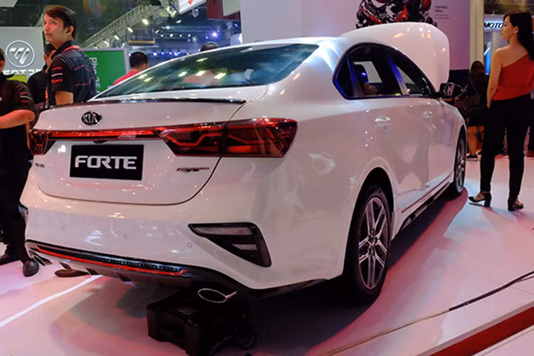 Sức mạnh được truyền xuống cầu trước (FWD) thông qua hộp số tự động ly hợp kép 7 cấp (7DCT), tại thị trường Bắc Mỹ Kia Cerato GT còn có thêm phiên bản số sàn 6 cấp (6MT). Có thể khẳng định, Kaa Cerato GT 2019 ở khu vực Đông Nam Á có sự khác biệt rất lớn so với phiên bản đang bán ở thị trường Bắc Mỹ với những nâng cấp rút gọn.