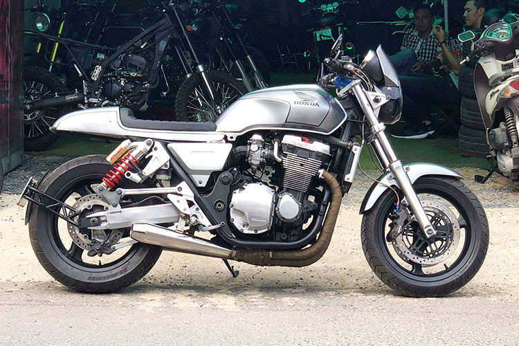 Chiếc xe môtô phân khối lớn "khủng" có số lượng rất ít tại Việt Nam là Honda CB1300 đời 1998 đã hoàn toàn "thoát xác" truyền thống ban đầu để thành naked-bike cafe racer cá tính dưới bàn tay của thợ Sài Gòn. Mức chi phí độ chiếc xe này cho dân chơi Bến Tre không được tiết lộ.