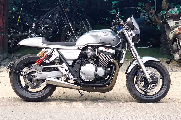 Chiếc xe môtô phân khối lớn "khủng" có số lượng rất ít tại Việt Nam là Honda CB1300 đời 1998 đã hoàn toàn "thoát xác" truyền thống ban đầu để thành naked-bike cafe racer cá tính dưới bàn tay của thợ Sài Gòn. Mức chi phí độ chiếc xe này cho dân chơi Bến Tre không được tiết lộ.