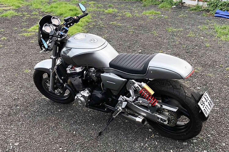 Phần đầu xe với bộ đồng hồ công tơ mét nguyên bản giữ nguyên nhưng phía trước được trang bị một chụp chắn gió nhỏ gọn, yên xe được làm mới dạng thủ công mềm mại và dễ chịu. Ốp đuôi sau cùng các chi tiết uốn lượn, càng tôn thêm vẻ đẹp của chiếc Honda CB1300 cafe racer này.