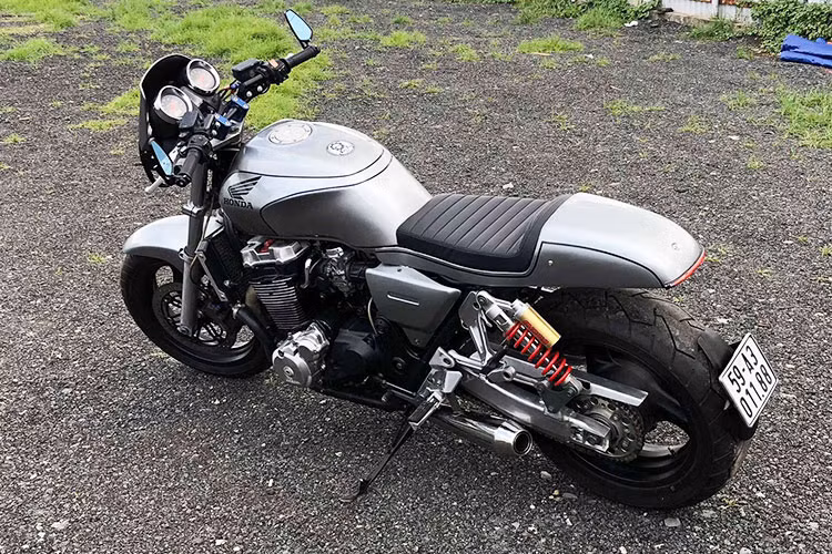 Phần đầu xe với bộ đồng hồ công tơ mét nguyên bản giữ nguyên nhưng phía trước được trang bị một chụp chắn gió nhỏ gọn, yên xe được làm mới dạng thủ công mềm mại và dễ chịu. Ốp đuôi sau cùng các chi tiết uốn lượn, càng tôn thêm vẻ đẹp của chiếc Honda CB1300 cafe racer này.