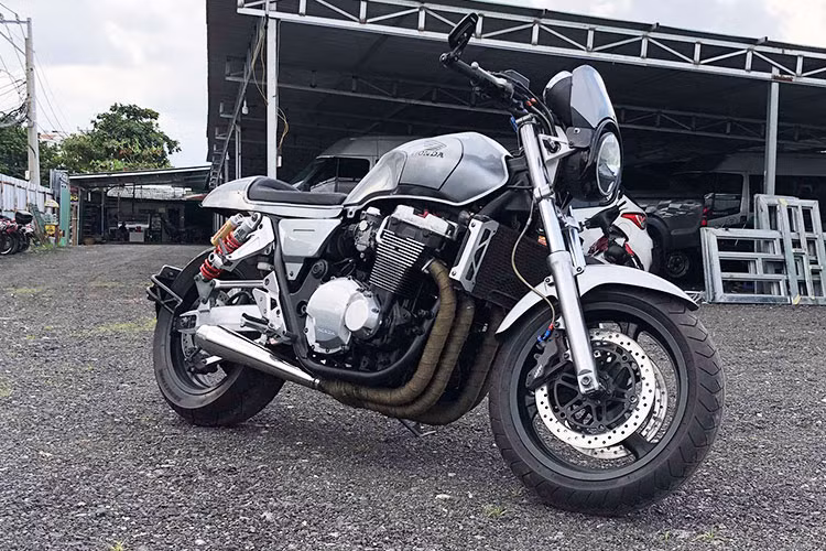 Khối động cơ gốc của chiếc xe với dung tích 1284 cc, 4 xi-lanh thẳng hàng DOHC và sử dụng chế hòa khí. Động cơ này cho công suất tối đa 100 mã lực và mô-men xoắn cực đại 121 Nm. Hệ thống pô nguyên bản của Honda CB1300 cũng đã được Tự Thanh Đa độ lại hoàn toàn giúp xe tăng thêm sức mạnh và tiếng nổ "chất" hơn.