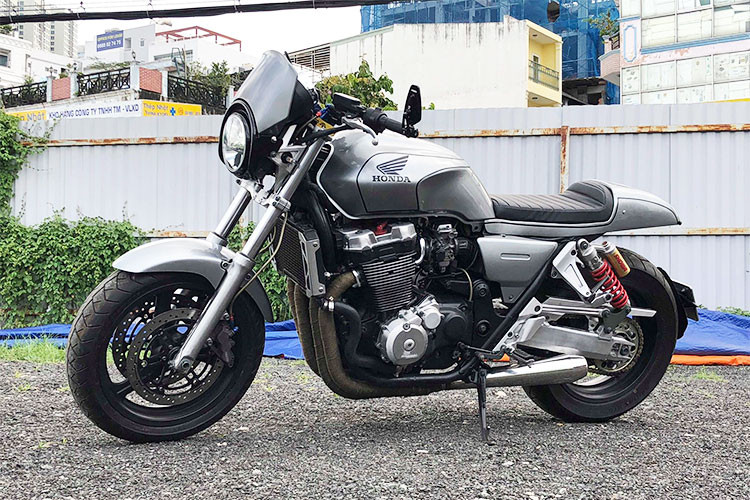 Do chỉ được bán ở thị trường nội địa Nhật Bản và một số nước Châu Âu và liên tục được cập nhật những phiên bản mới, những mẫu CB1300 đời 9x đã trở thành "hàng hiếm" và được nhiều người sưu tập. Mới đây, một chiếc Honda CB1300 đời 1998 đã được dân chơi xe tại Bến Tre mang lên Sài Gòn nhờ garage môtô Tự Thanh Đa độ lại.