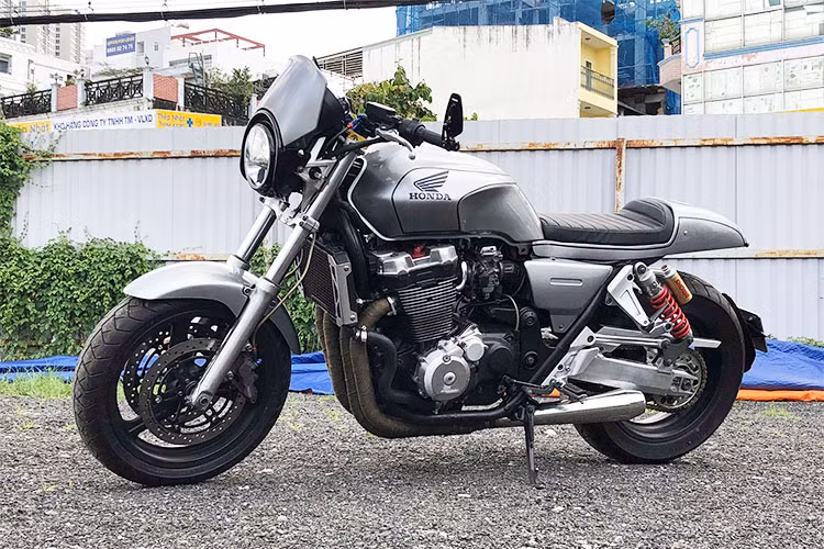 Do chỉ được bán ở thị trường nội địa Nhật Bản và một số nước Châu Âu và liên tục được cập nhật những phiên bản mới, những mẫu CB1300 đời 9x đã trở thành "hàng hiếm" và được nhiều người sưu tập. Mới đây, một chiếc Honda CB1300 đời 1998 đã được dân chơi xe tại Bến Tre mang lên Sài Gòn nhờ garage môtô Tự Thanh Đa độ lại.